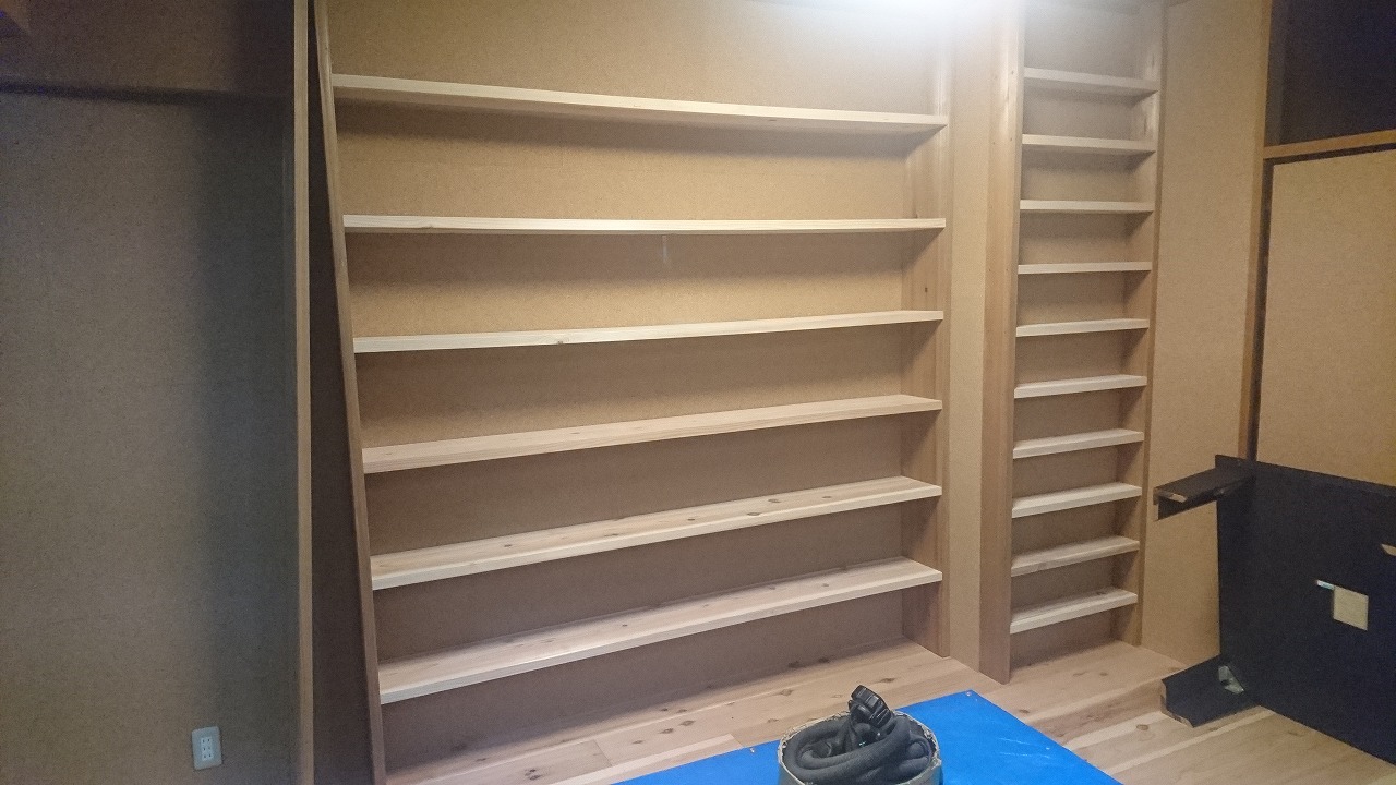 部屋に棚、本棚？作ってます 澤崎工務店のブログ